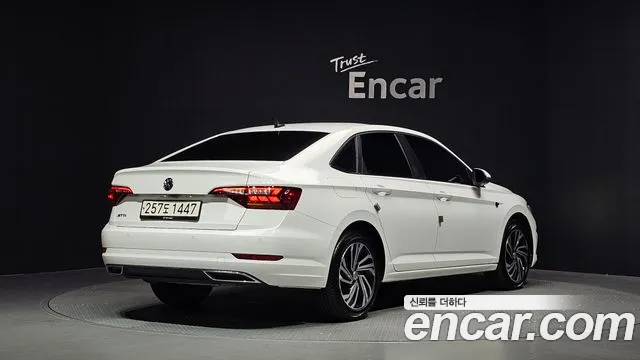 Volkswagen Jetta 2021 thumb 2