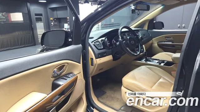 Kia Carnival 2016 thumb 10