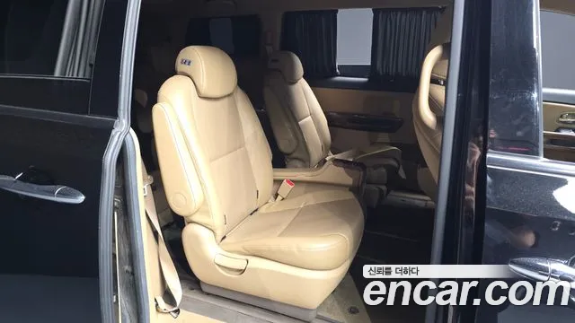 Kia Carnival 2016 thumb 11