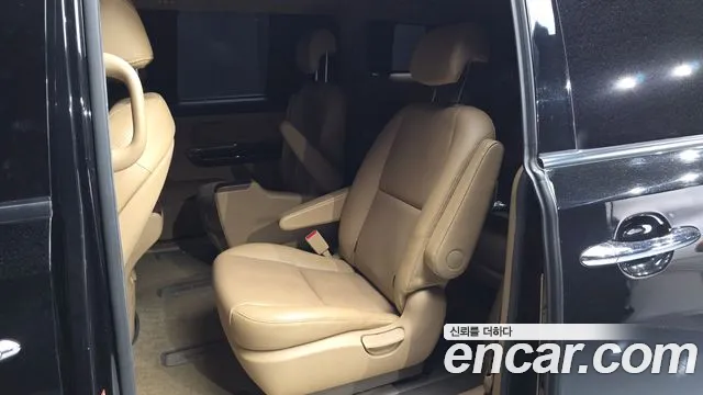 Kia Carnival 2016 thumb 12