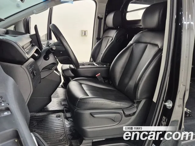 Hyundai Staria 2023 thumb 10