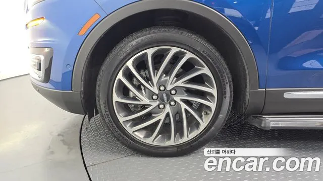 Lincoln Nautilus 2020 thumb 4