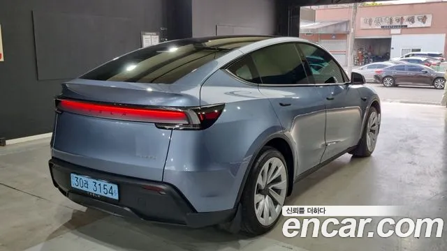 Tesla Model Y 2025 thumb 2