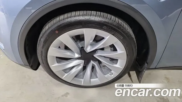 Tesla Model Y 2025 thumb 5