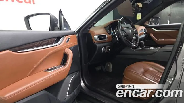 Maserati Levante 2017 thumb 10