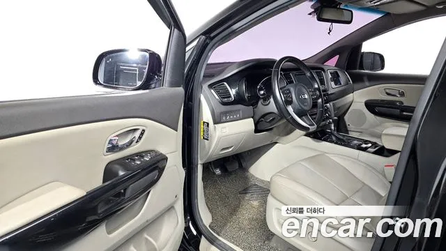Kia Carnival 2017 thumb 10