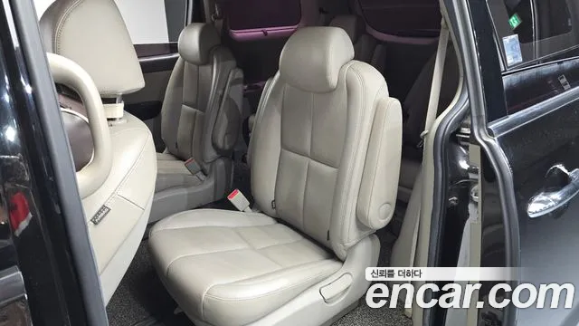 Kia Carnival 2017 thumb 11