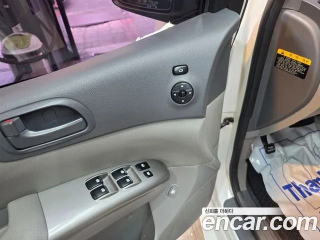 Kia Carnival 2013 thumb 10