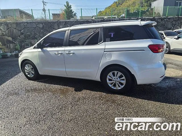 Kia Carnival 2017 thumb 8