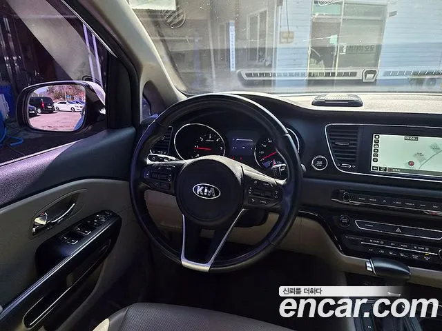Kia Carnival 2017 thumb 10