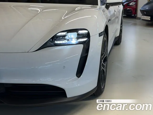 Porsche Taycan 2021 thumb 5