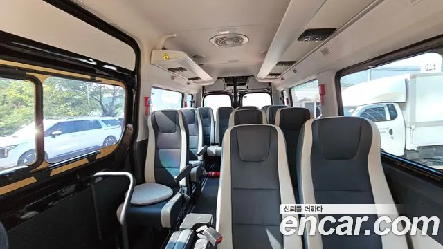 Hyundai Staria 2025 thumb 10