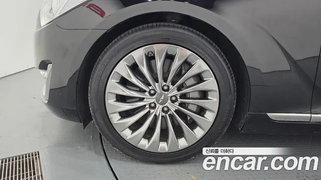 Genesis G90 2016 thumb 5