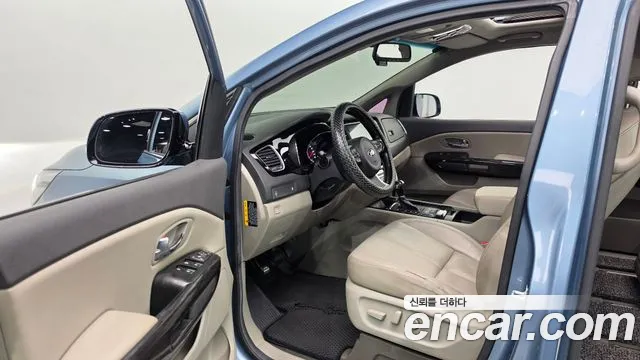 Kia Carnival 2015 thumb 10