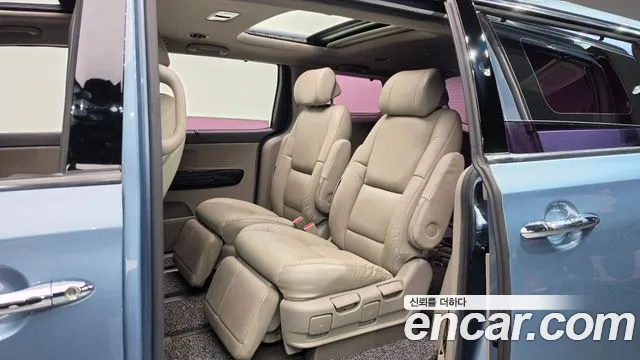 Kia Carnival 2015 thumb 11