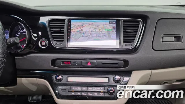 Kia Carnival 2015 thumb 12