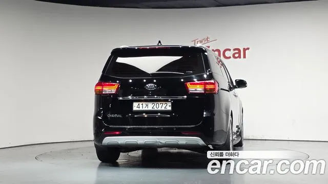 Kia Carnival 2017 thumb 3