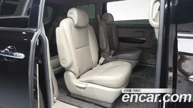 Kia Carnival 2017 thumb 10