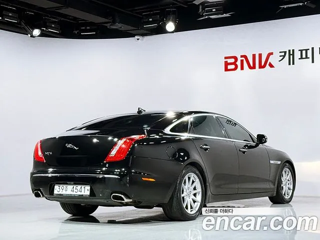 Jaguar XJ 2013 thumb 2