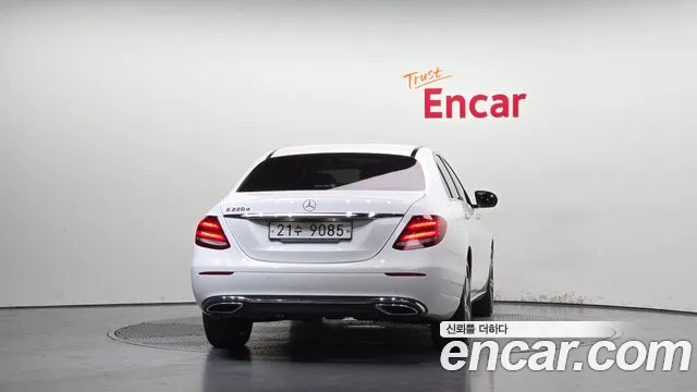 Mercedes-Benz E-Class 2019 thumb 4