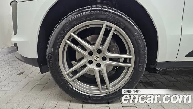 Porsche Macan 2021 thumb 4