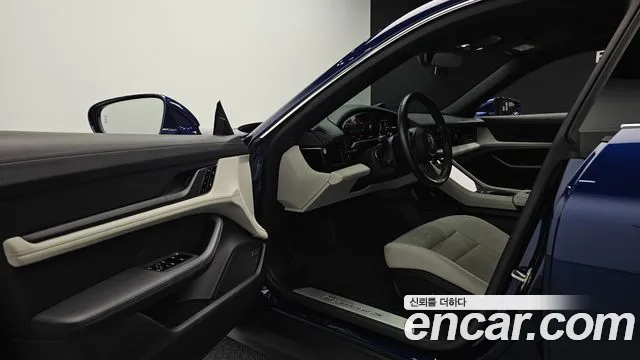 Porsche Taycan 2021 thumb 10