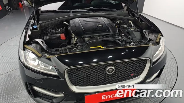 Jaguar F-Pace 2017 thumb 6