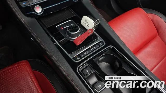 Jaguar F-Pace 2017 thumb 9