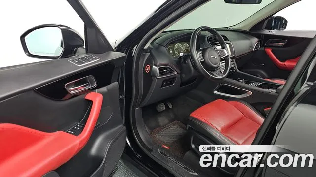 Jaguar F-Pace 2017 thumb 11