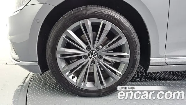 Volkswagen Passat (North America and China) 2022 thumb 4