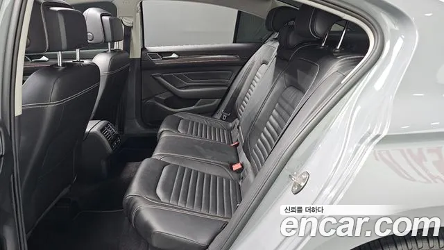 Volkswagen Passat (North America and China) 2022 thumb 11