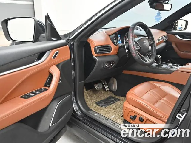 Maserati Levante 2017 thumb 12