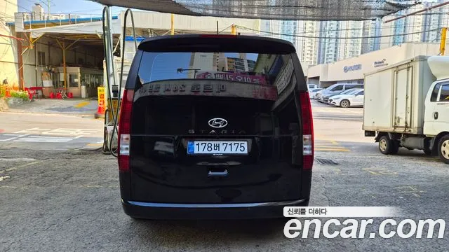 Hyundai Staria 2023 thumb 4