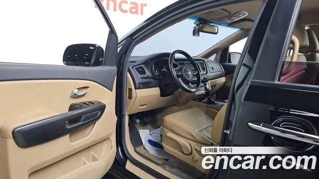 Kia Carnival 2016 thumb 10
