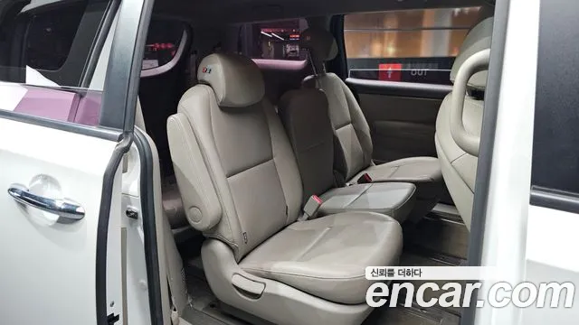 Kia Carnival 2017 thumb 10