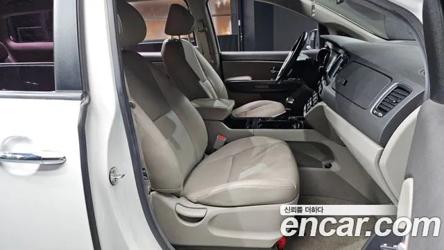 Kia Carnival 2017 thumb 11