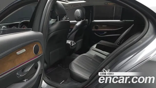 Mercedes-Benz E-Class 2020 thumb 11