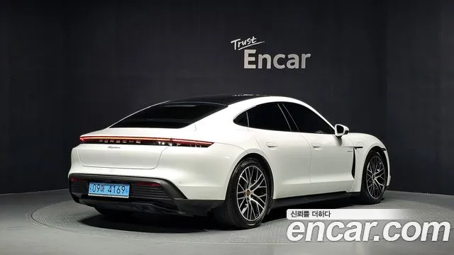 Porsche Taycan 2023 thumb 2