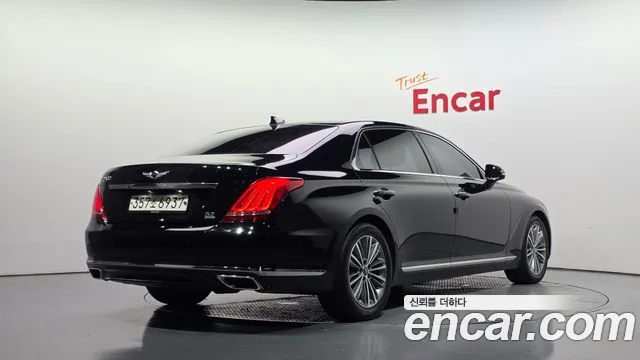 Genesis G90 2016 thumb 2