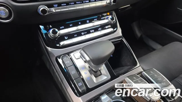 Genesis G90 2016 thumb 9