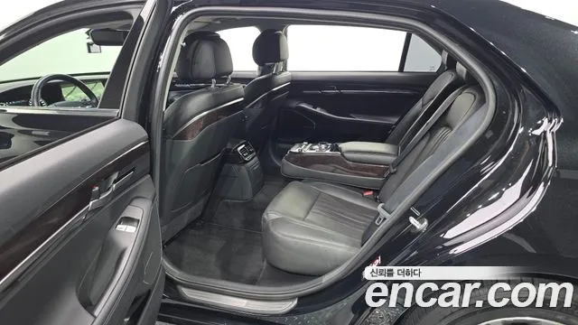 Genesis G90 2016 thumb 11