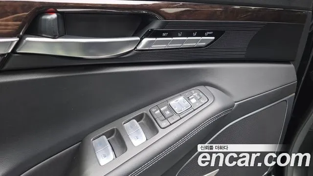 Genesis G90 2016 thumb 12