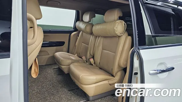 Kia Carnival 2017 thumb 10