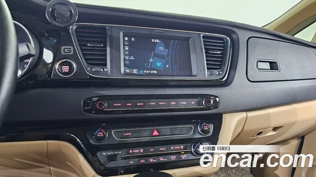 Kia Carnival 2017 thumb 11