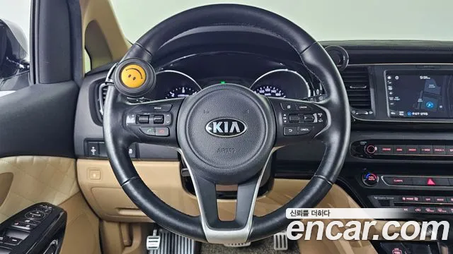 Kia Carnival 2017 thumb 12