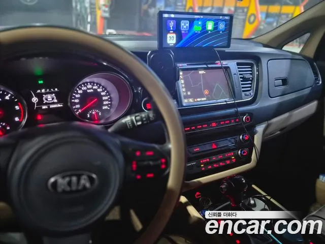 Kia Carnival 2015 thumb 11