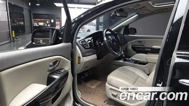 Kia Carnival 2016 thumb 10