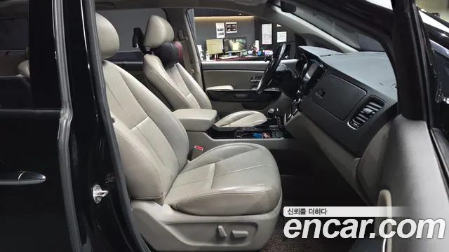 Kia Carnival 2016 thumb 11