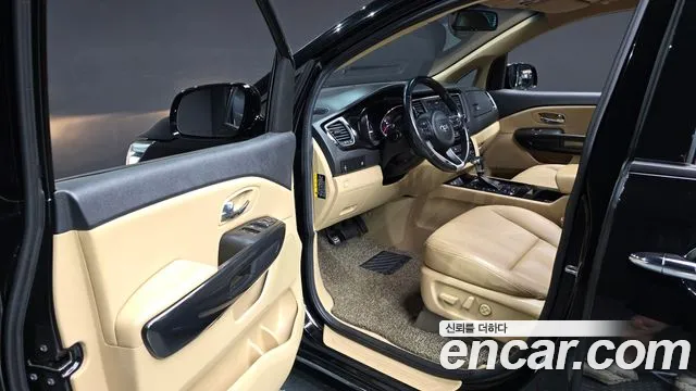 Kia Carnival 2016 thumb 10