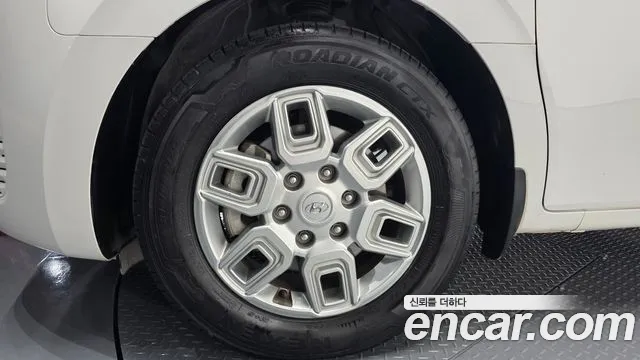 Hyundai Staria 2023 thumb 4